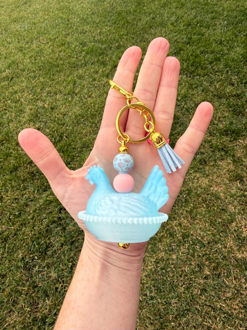 Llavero con cuentas de gallina en nido con impresión 3D. Dije para bolso de gallina con herrajes dorados. Regalo estilo cottagecore. Light Blue Seashell