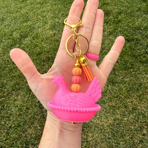 Llavero con cuentas de gallina en nido con impresión 3D. Dije para bolso de gallina con herrajes dorados. Regalo estilo cottagecore. Pink Orange