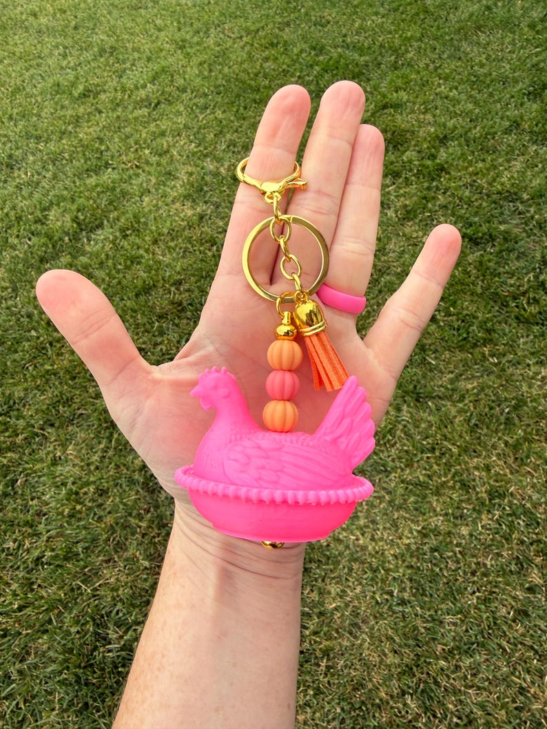 Llavero con cuentas de gallina en nido con impresión 3D. Dije para bolso de gallina con herrajes dorados. Regalo estilo cottagecore. Pink Orange