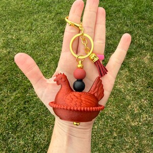 Llavero con cuentas de gallina en nido con impresión 3D. Dije para bolso de gallina con herrajes dorados. Regalo estilo cottagecore. Red