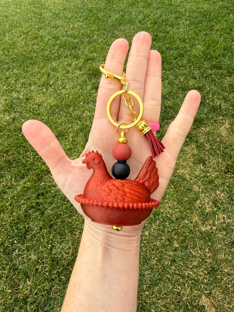 Llavero con cuentas de gallina en nido con impresión 3D. Dije para bolso de gallina con herrajes dorados. Regalo estilo cottagecore. Red