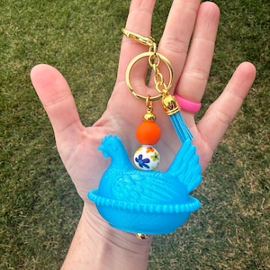 Llavero con cuentas de gallina en nido con impresión 3D. Dije para bolso de gallina con herrajes dorados. Regalo estilo cottagecore. Blue Orange