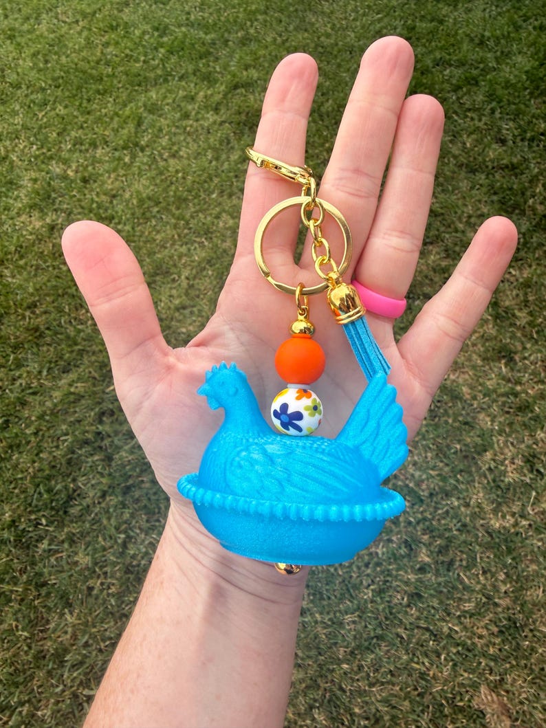 Llavero con cuentas de gallina en nido con impresión 3D. Dije para bolso de gallina con herrajes dorados. Regalo estilo cottagecore. Blue Orange