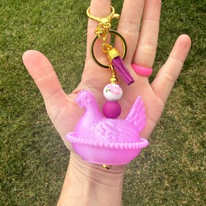 Llavero con cuentas de gallina en nido con impresión 3D. Dije para bolso de gallina con herrajes dorados. Regalo estilo cottagecore. Plum