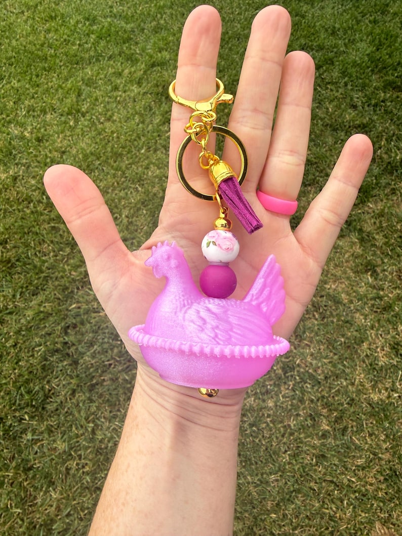 Llavero con cuentas de gallina en nido con impresión 3D. Dije para bolso de gallina con herrajes dorados. Regalo estilo cottagecore. Plum