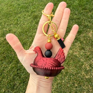 Llavero con cuentas de gallina en nido con impresión 3D. Dije para bolso de gallina con herrajes dorados. Regalo estilo cottagecore. imagen 4