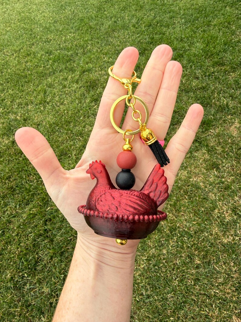 Llavero con cuentas de gallina en nido con impresión 3D. Dije para bolso de gallina con herrajes dorados. Regalo estilo cottagecore. imagen 4