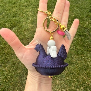 Llavero con cuentas de gallina en nido con impresión 3D. Dije para bolso de gallina con herrajes dorados. Regalo estilo cottagecore. Navy Bow