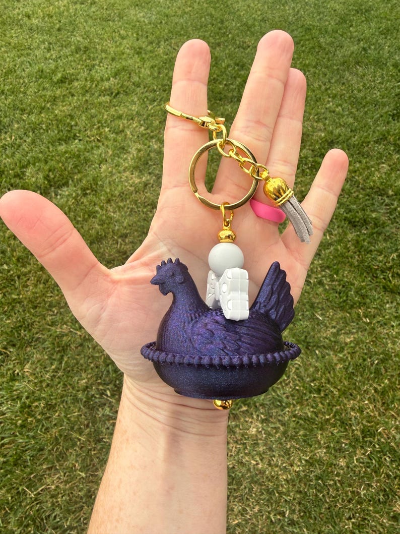 Llavero con cuentas de gallina en nido con impresión 3D. Dije para bolso de gallina con herrajes dorados. Regalo estilo cottagecore. Navy Bow