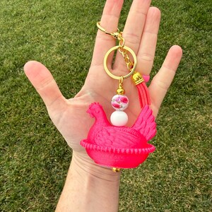 Llavero con cuentas de gallina en nido con impresión 3D. Dije para bolso de gallina con herrajes dorados. Regalo estilo cottagecore. Magenta
