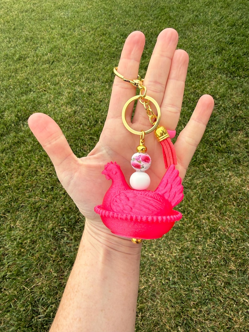 Llavero con cuentas de gallina en nido con impresión 3D. Dije para bolso de gallina con herrajes dorados. Regalo estilo cottagecore. Magenta