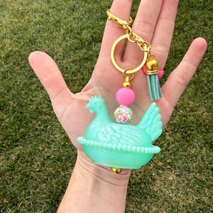 Llavero con cuentas de gallina en nido con impresión 3D. Dije para bolso de gallina con herrajes dorados. Regalo estilo cottagecore. imagen 7