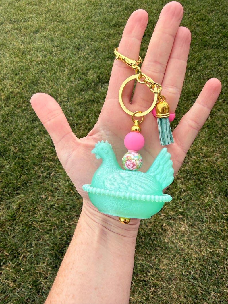 Llavero con cuentas de gallina en nido con impresión 3D. Dije para bolso de gallina con herrajes dorados. Regalo estilo cottagecore. imagen 7