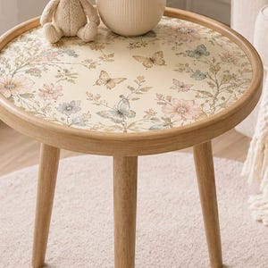 Handgemaakte bijzettafel van mangohout voor de babykamer of kinderkamer