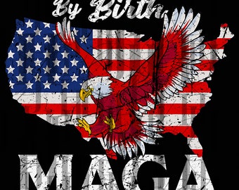 Könnte beinhalten: Ein verwittertes amerikanisches Flaggen-Design mit einem Adler, der über eine Karte der Vereinigten Staaten fliegt. Der Text lautet "American By Birth, MAGA By Choice".