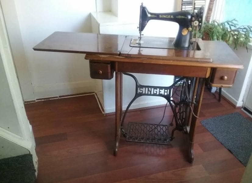 vintage singer sowing machine/table