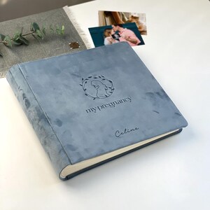 Album ze zdjęciami ciążowymi – spersonalizowana aksamitna pamiątka – spersonalizowany grawer – strony albumu w kolorze czarnym lub kości słoniowej – prezent ciążowy dla przyszłej mamy