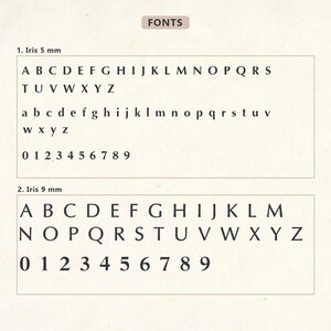 Op de afbeelding: Een beige pagina toont twee lettertypevoorbeelden, getiteld "Fonts". De eerste, "Iris 5 mm", toont hoofdletters en kleine letters, en cijfers. De tweede, "Iris 9 mm", presenteert een groter hoofdletteralfabet en cijfers.