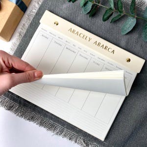 Personalizowany tygodniowy planer biurkowy. Niedatowany organizer ze skóry ekologicznej z niestandardowym imieniem. Tygodniowy kalendarz – prezent biurowy dla niej lub dla niego