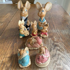 8 conejitos coleccionables Pendelfin Clanger vintage de los años 50, fabricados en Inglaterra y pintados a mano.