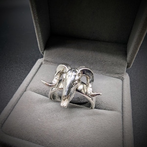Pierścień ze srebra próby 925 z czaszką barana
