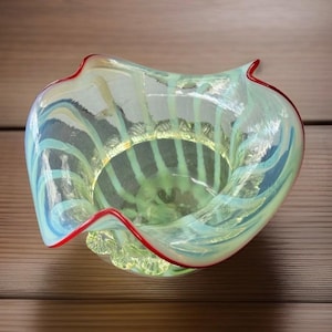 Bol de vidrio de uranio de la época victoriana con ribete aplicado y borde rubí. c. 1890