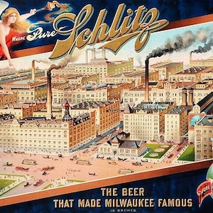 Puede incluir: Anuncio de cerveza Schlitz vintage con una ilustración detallada de un complejo cervecero con múltiples edificios, chimeneas y carruajes tirados por caballos. La obra de arte incluye dos figuras angelicales y el texto "The Beer That Made Milwaukee Famous."