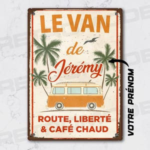 Könnte beinhalten: Ein Metallschild im Vintage-Stil mit einer Illustration eines orangefarbenen Vans, Palmen und dem Text "LE VAN de Jérémy ROUTE, LIBERTÉ & CAFÉ CHAUD." Das Schild hat einen Used-Look mit weißem Hintergrund und braunem Rand.