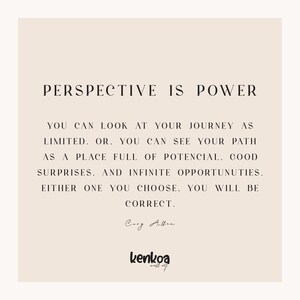 Pu&ograve; includere: Una citazione motivazionale sulla prospettiva e il potere. La citazione dice: "La prospettiva &egrave; il potere. Puoi vedere il tuo viaggio come limitato. Oppure, puoi vedere il tuo percorso come un luogo pieno di potenziale. Buone sorprese. E infinite opportunit&agrave;. Qualunque tu scelga. Avrai ragione." La citazione &egrave; attribuita a Cory Allen.