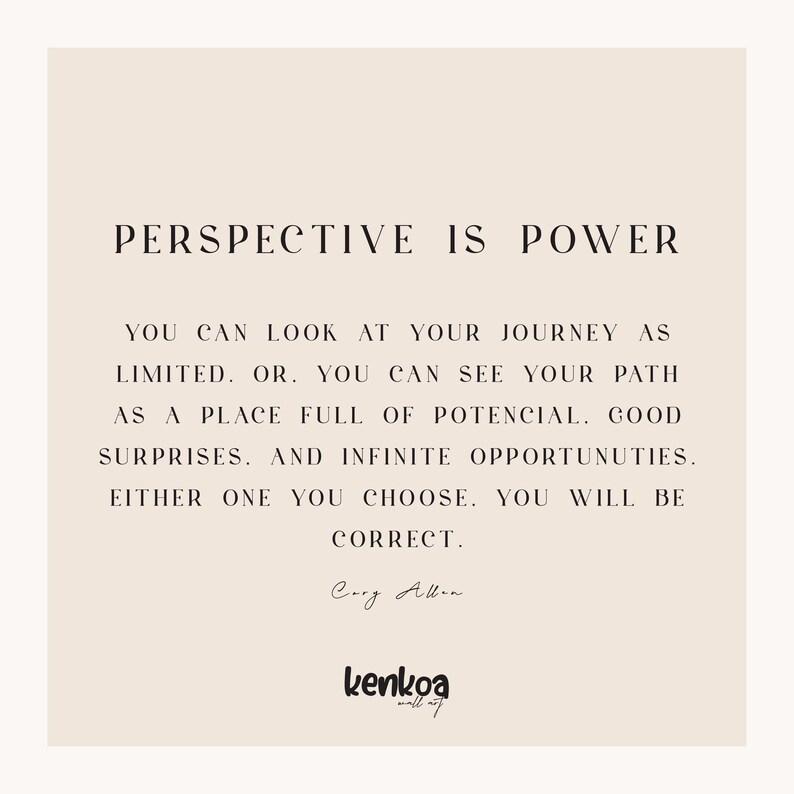 Pu&ograve; includere: Una citazione motivazionale sulla prospettiva e il potere. La citazione dice: "La prospettiva &egrave; il potere. Puoi vedere il tuo viaggio come limitato. Oppure, puoi vedere il tuo percorso come un luogo pieno di potenziale. Buone sorprese. E infinite opportunit&agrave;. Qualunque tu scelga. Avrai ragione." La citazione &egrave; attribuita a Cory Allen.