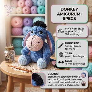 Może przedstawiać: Niebieska pluszowa zabawka amigurumi osła z czarną grzywą i r&oacute;żowymi uszami. Gotowy rozmiar to około 30 cm w pozycji siedzącej. Zabawka ma haftowaną twarz i jest wykonana z pluszowej przędzy szenilowej.