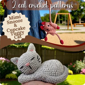 Könnte beinhalten: Das Bild zeigt zwei Häkelkatzenmuster. Eines ist eine graue Katze, die liegt, und das andere ist ein rosa Katzenspielzeug mit roten Akzenten. Der Text auf dem Bild lautet "2 cat crochet patterns" und "Mimi Snooze & Cupcake Tuggy Cat."