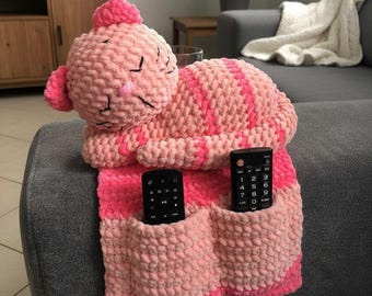 Sleeping Cat Sofa Arm Organizer & Remote Holder, Snorri the Cat Arm Rest Crochet Pattern – Low-Sew Amigurumi Crochet Gift for Cat Lovers