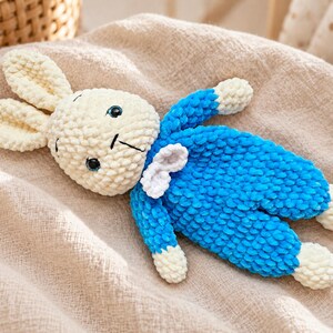 Virkmönster till Bluebell Bunny Lovey, platt plyschkanin, amigurumi PDF, enkelt digitalt plyschmönster, amerikanska termer, självsäker nybörjare bild 1