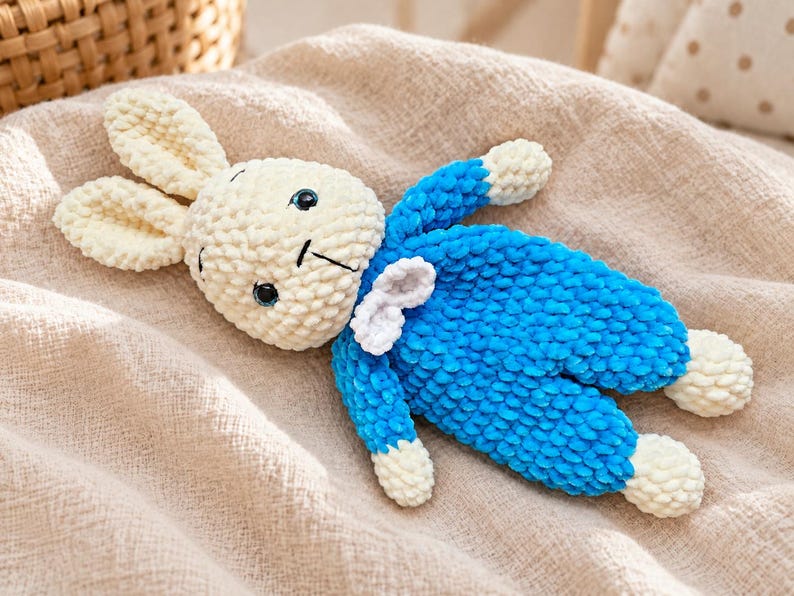 Virkmönster till Bluebell Bunny Lovey, platt plyschkanin, amigurumi PDF, enkelt digitalt plyschmönster, amerikanska termer, självsäker nybörjare bild 1