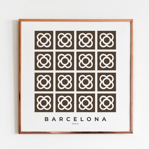 Puede incluir: Una impresión enmarcada con un fondo marrón y un patrón blanco repetido del símbolo de la flor de Barcelona. La impresión tiene el texto "BARCELONA" y "SPAIN" en la parte inferior.