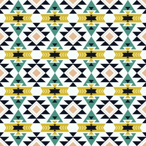 Op de afbeelding: Een herhalend geometrisch patroon op een witte achtergrond met afwisselende rijen van zwarte, groenblauwe, mosterdgele en lichtperzik kleurige vormen. Het ontwerp bestaat uit gestapelde driehoeken, ruiten en horizontale balken.