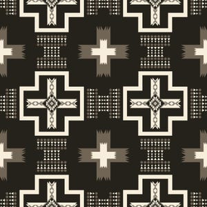 Op de afbeelding: Een herhalend patroon met geometrische vormen in crème, bruin en zwart. Het ontwerp bevat kruisen, driehoeken en ruitvormen, waardoor een symmetrisch patroon ontstaat. De esthetiek doet denken aan tribale of zuidwestelijke kunst.