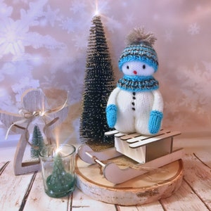 Knitting pattern (English / German) for Coolio the snowman in white-blue and white-red, PDF file for download