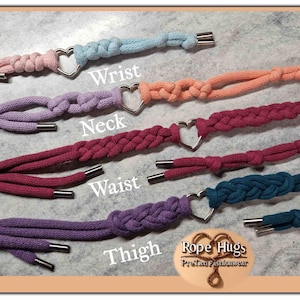 Puede incluir: Una colección de accesorios de cuerda coloridos, que incluyen piezas para la muñeca, el cuello, la cintura y el muslo. Cada pieza presenta un dije en forma de corazón y puntas metálicas. Los accesorios son en tonos rosa, morado, turquesa y coral.