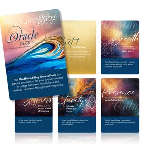Puede incluir: El MindfulnessSing Oracle Deck, un conjunto de cartas de oráculo, presenta un diseño de ola azul y dorada en la tarjeta principal. Otras cartas muestran frases como "Breathe", "Clarity" y "Presence", con texto adjunto. La baraja está diseñada para la atención plena.