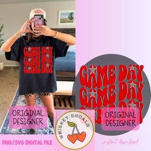 Puede incluir: Camiseta negra con el texto "GAME DAY" en rojo, con letras de estilo retro. Las estrellas tienen un patrón de cuadros. La imagen también incluye un gráfico de archivo digital y un logotipo con cerezas.