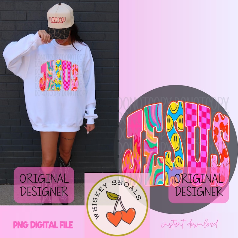 Puede incluir: Sudadera blanca con un gr&aacute;fico colorido de "JESUS". El dise&ntilde;o incorpora caras sonrientes, patrones de tablero de ajedrez y remolinos psicod&eacute;licos. Se usa una gorra beige con "I LOVE YOU". La imagen tambi&eacute;n incluye un logotipo de "Whiskey Shoals" con cerezas.