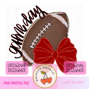 Puede incluir: Un diseño digital con un balón de fútbol americano marrón con rayas y costuras blancas, un lazo rojo y la frase "Game Day" en escritura negra. El diseño incluye el texto "Original Designer" y "PNG Digital File".