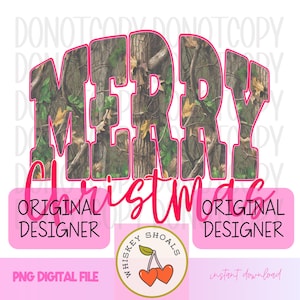 Può includere: Design digitale con le parole "MERRY CHRISTMAS" in un motivo mimetico, delineate in rosa. Sotto, la parola "Christmas" è scritta in un carattere rosa corsivo. Il design include il testo "ORIGINAL DESIGNER" e un logo di ciliegie.