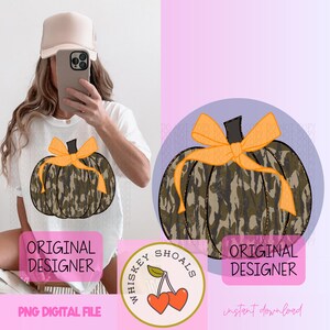 Peut inclure: T-shirt blanc avec un motif de citrouille camouflage et un n&oelig;ud orange. L'image comprend un rectangle rose avec le texte "ORIGINAL DESIGNER" et un logo circulaire avec des cerises. Fichier num&eacute;rique PNG.