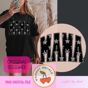 Op de afbeelding: Zwart T-shirt met het woord "MAMA" in grote, vette letters gevuld met een sterrenpatroon. De afbeelding bevat een roze rechthoek met de woorden "ORIGINAL DESIGNER" en een logo met kersen. De woorden "PNG DIGITAL FILE" zijn ook zichtbaar.