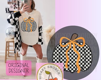 Puede incluir: Camiseta de manga larga color crema con un diseño de calabaza a cuadros en blanco y negro y un lazo naranja. La imagen también incluye una gorra verde con el texto "HAD LOVE FOR YOU" y el texto "ORIGINAL DESIGNER".
