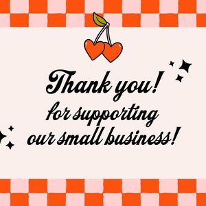 Puede incluir: Tarjeta de estilo retro con fondo rosa claro y borde a cuadros naranja y blanco. La tarjeta presenta el texto "Thank you! for supporting our small business!" en una fuente caprichosa, junto con ilustraciones de cerezas y acentos de estrellas.