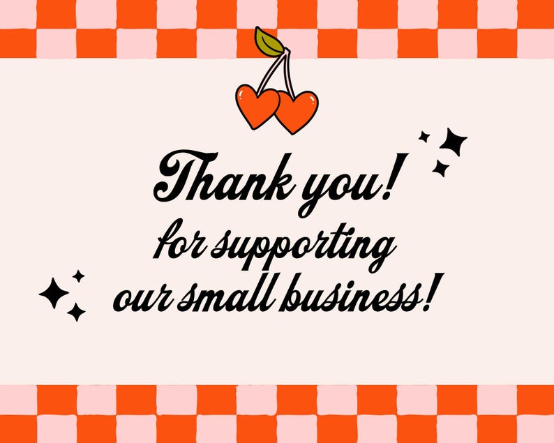 Puede incluir: Tarjeta de estilo retro con fondo rosa claro y borde a cuadros naranja y blanco. La tarjeta presenta el texto "Thank you! for supporting our small business!" en una fuente caprichosa, junto con ilustraciones de cerezas y acentos de estrellas.